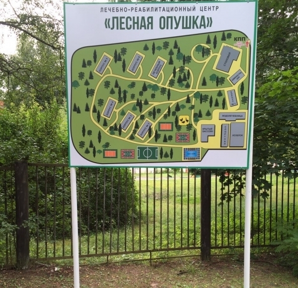 Навигационный уличный стенд на опорах