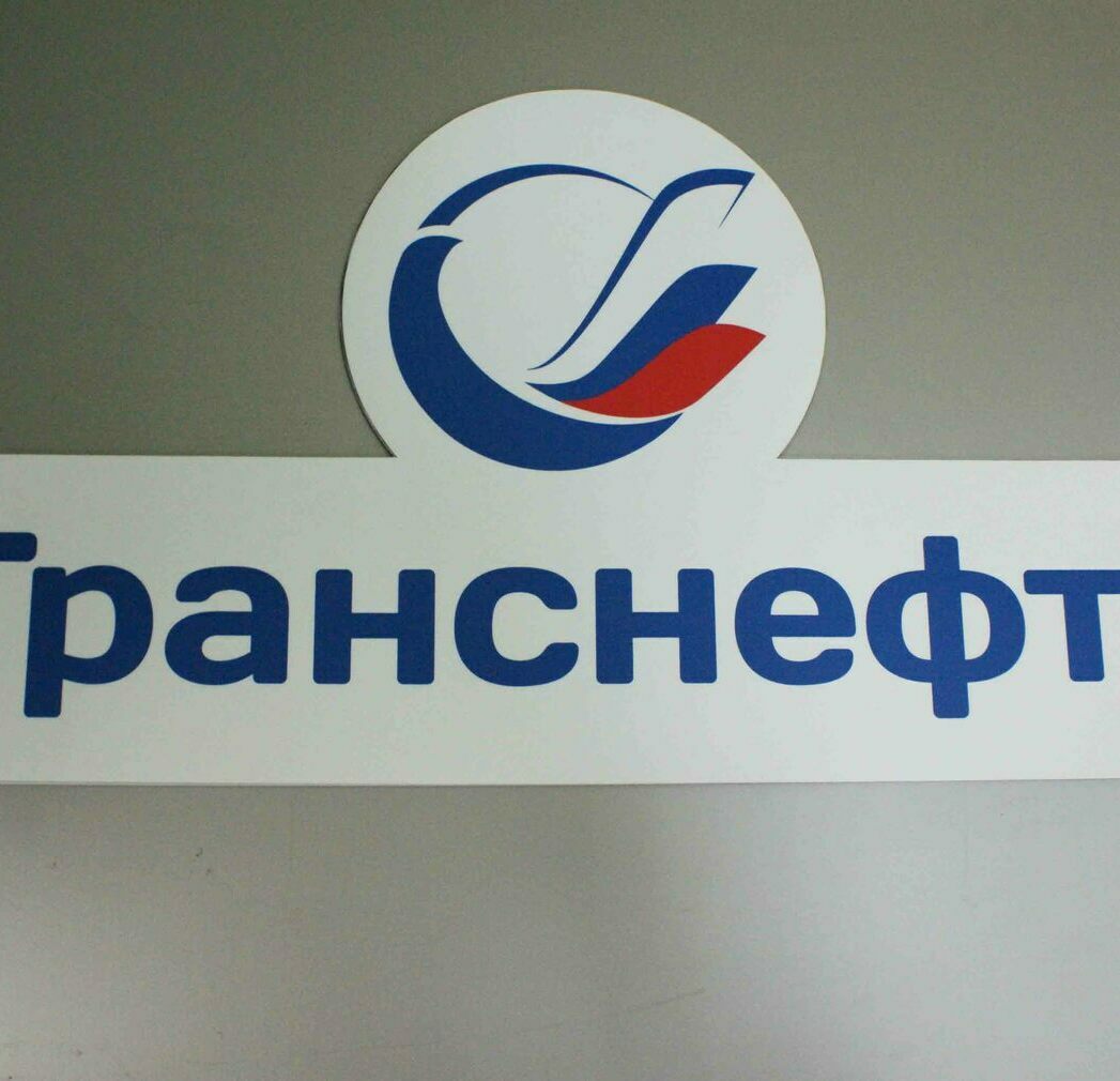 Фигурный логотип из пластика